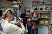 Einbruch im Hutmachergesch&auml;ft - die ver&auml;ngstigte Besitzerin Klara Wilmers (Birte Schn&ouml;ink, l.) geht mit dem Stemmeisen auf Piet Wellbrook (Peter Fieseler, 2.v.l.), Daniel Schirmer (Sven Fricke, 2.v.r.) und Nina Sieveking (Wanda Perdelwitz, r.) los.