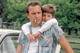 Zwischen den anfangs unfreiwilligen Gef&auml;hrten Butch Haynes (Kevin Costner, li.) und Phillip (T.J. Lowther, re.) entwickelt sich auf ihrer Reise durch Texas eine Vertrautheit wie zwischen Vater und Sohn.