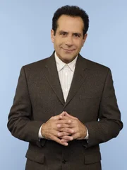 (6. Staffel) - Seitdem seine Frau ermordet wurde, leidet der ehemalige Polizeiermittler Adrian Monk (Tony Shalhoub) unter starken Phobien.