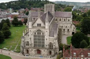 Die Kathedrale von Winchester ist eine der größten Kirchen der Welt und seit dem Mittelalter Wallfahrtsort: Um die Gebeine des Bischofs St. Swithun ranken sich Erzählungen von wundersamen Heilungen. Die Kathedrale von Winchester ist eine der größten Kirchen der Welt und seit dem Mittelalter Wallfahrtsort: Um die Gebeine des Bischofs St. Swithun ranken sich Erzählungen von wundersamen Heilungen.