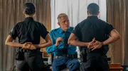 Agent Stone (Thomas Haden Church, M.) erteilt Jamie Roberts (Chelle Ramos, l.) und Carl Roberts (Michael Carollo, r.) in scharfem Ton den Auftrag, die Verfolgung von John und Quiet aufzunehmen.