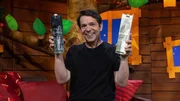 Juri zeigt, dass sich manche Farben in der Sonne schneller aufheizen wie andere.