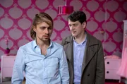 Ex-Junkie Niko Glanz (Constantin von Jascheroff, l.) schw&ouml;rt Daniel Schirmer (Sven Fricke, r.), da&szlig; er nicht mit dem Einbruch in das Hutgesch&auml;ft zu tun hat.
