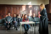 Franzi (Rhea Harder-Vennewald, 2.v.l.) und Hans (Bruno F. Apitz, l.) müssen mit ansehen, wie die Anwältin Nicole Fink (Mira Bartuschek, r.) die Glaubwürdigkeit der Augenzeugin Corazon Böttcher (Mai Duong Kieu, M.) demontiert. Franzi (Rhea Harder-Vennewald, 2.v.l.) und Hans (Bruno F. Apitz, l.) müssen mit ansehen, wie die Anwältin Nicole Fink (Mira Bartuschek, r.) die Glaubwürdigkeit der Augenzeugin Corazon Böttcher (Mai Duong Kieu, M.) demontiert.