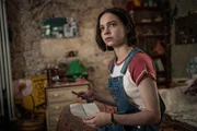 Ein Unbekannter versucht Pip (Emma Myers) mit Drohbotschaften von ihren Ermittlungen abzuhalten und einzuschüchtern. Handelt es sich bei dem Verfasser um den wahren Mörder? Ein Unbekannter versucht Pip (Emma Myers) mit Drohbotschaften von ihren Ermittlungen abzuhalten und einzuschüchtern. Handelt es sich bei dem Verfasser um den wahren Mörder?