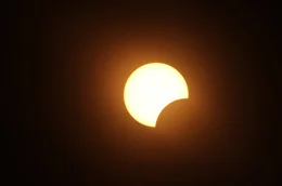 Der Mond schiebt sich vor die Sonne: Obwohl die Sonne etwa 400-mal gr&ouml;&szlig;er ist als der Mond, ist sie auch ungef&auml;hr 400-mal weiter entfernt, daher erscheinen beide am Himmel fast gleich gro&szlig;.