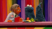 Krümelmonster spielt in Dr. Gockels Show das Farben-Essen-Spiel – mit vollem Einsatz. Krümelmonster spielt in Dr. Gockels Show das Farben-Essen-Spiel – mit vollem Einsatz.