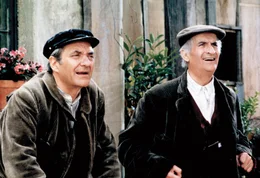 Bauer Claude (Louis de Funes, r.) und sein buckeliger Nachbar Francis (Jean Carmet) vertreiben sich die Zeit auf ihrem Bauernhof mit fr&ouml;hlichem Trinken von Wein und Pernod sowie dem Essen selbstgekochter Kohlsuppe.  +++ Die Verwendung des sendungsbezogenen Materials ist nur mit dem Hinweis und Verlinkung auf RTL+ gestattet. +++