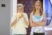 Sirena (Amy Ruffle, l.) und Lyla (Lucy Fry, r.) hoffen, mithilfe des Schneckenhauses den Zauber beenden zu können. Sirena (Amy Ruffle, l.) und Lyla (Lucy Fry, r.) hoffen, mithilfe des Schneckenhauses den Zauber beenden zu können.