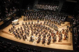 Ein Konzertabend zu Ehren des bedeutenden Symphonikers Anton Bruckner (1824-1896) samt Chor und Orchester in der Pariser Philharmonie. 2024 j&auml;hrt sich zum 200. Mal der Geburtstag von Anton Bruckner.