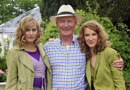 Die beiden Schwestern Anna (Gesine Cukrowski, li.) und Lilli (Chiara Schoras) lieben ihren Vater Wenzel (Arthur Brauss).