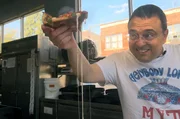 Chefkoch Richard Aronson bietet eine ungew&ouml;hnliche, f&uuml;r Chicago typische Pizza an: die Deep Dish Pizza.