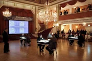 In einem Wiener Nobelhotel findet ein Schachturnier statt, das durch eine Bombendrohung Gefahr läuft, abgebrochen zu werden. Alle Abgelichteten sind Komparsen. In einem Wiener Nobelhotel findet ein Schachturnier statt, das durch eine Bombendrohung Gefahr läuft, abgebrochen zu werden. Alle Abgelichteten sind Komparsen.