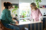 Im Rahmen ihrer Ermittlungen besucht Pip (Emma Myers, l.) Becca Bell (Carla Woodcock, r.). Was Becca ihr erz&auml;hlt, stellt Pips vorherige Erkenntnisse v&ouml;llig auf den Kopf.