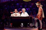 Moderator Kai Pflaume (r.) mit Rateteam-Kapit&auml;n Bernhard Ho&euml;cker (l.) und dem Musiker und Ex-Frontmann der K&ouml;lner Band "H&ouml;hner", Henning Krautmacher (M.).