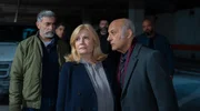Clanchef Leano Bakhash (Ramin Yazdani, r.) hat die Anwältin Isabel von Brede (Sabine Postel, M.) in seine Gewalt gebracht. Demir Bakhash (Neil Malik Abdullah, l.), ein Neffe des Kriminellen und Isabels Liebhaber, schaut dem Geschehen tatenlos zu (mit Komparsen, h.). Clanchef Leano Bakhash (Ramin Yazdani, r.) hat die Anwältin Isabel von Brede (Sabine Postel, M.) in seine Gewalt gebracht. Demir Bakhash (Neil Malik Abdullah, l.), ein Neffe des Kriminellen und Isabels Liebhaber, schaut dem Geschehen tatenlos zu (mit Komparsen, h.).