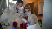 Notfallsanitäterin Melanie Kaiser und Rettungssanitäter Mathias Schmidt zu einem Notfall gerufen, der alle Rekorde bricht: Ihre Patientin ist 101 Jahre alt und, bis auf ein plötzliches Augenleiden, fit wie ein Turnschuh. Notfallsanitäterin Melanie Kaiser und Rettungssanitäter Mathias Schmidt zu einem Notfall gerufen, der alle Rekorde bricht: Ihre Patientin ist 101 Jahre alt und, bis auf ein plötzliches Augenleiden, fit wie ein Turnschuh.