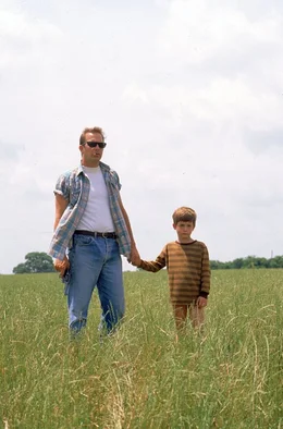 Sind sich gar nicht so un&auml;hnlich: Zwischen dem Verbrecher (Kevin Costner, li.) und dem kleinen Jungen (T. J. Lowther, re.) entwickelt sich eine enge Bindung.