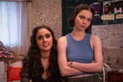 Pip (Emma Myers, r.) und Cara (Asha Banks, l.) planen auf eine berüchtigte Party zu gehen, von deren Location nur ausgewählte Gäste wissen. Pip (Emma Myers, r.) und Cara (Asha Banks, l.) planen auf eine berüchtigte Party zu gehen, von deren Location nur ausgewählte Gäste wissen.