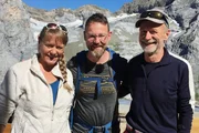 SRF bi de Lüt - Hüttengeschichten Spezial Nik Hartmann (M.) mit Claudia Drilling und Fridolin Vögeli, den Hüttenwarten auf der Hüfihütte. SRF bi de Lüt - Hüttengeschichten Spezial Nik Hartmann (M.) mit Claudia Drilling und Fridolin Vögeli, den Hüttenwarten auf der Hüfihütte.