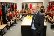 Trainer Woikowski (Christian Tasche) kann es nicht fassen, wie schlecht seine Jungs in der ersten Halbzeit gegen die Bayern gespielt haben. Trainer Woikowski (Christian Tasche) kann es nicht fassen, wie schlecht seine Jungs in der ersten Halbzeit gegen die Bayern gespielt haben.
