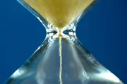Zeit erscheint dem Menschen als unverrückbar und schreitet in seiner Vorstellung unaufhaltsam voran. Zeit erscheint dem Menschen als unverrückbar und schreitet in seiner Vorstellung unaufhaltsam voran.