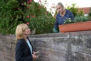 Schreckliche Neuigkeiten für Ingrid Schaller (Heide Simon, r.): Die erste Kriminalhauptkommissarin Martina Seiffert (Astrid M. Fünderich, l.) überbringt ihr die Todesnachricht einer langjährigen Freundin und Nachbarin, die ermordet in ihrem Pool aufgefunden wurde. Schreckliche Neuigkeiten für Ingrid Schaller (Heide Simon, r.): Die erste Kriminalhauptkommissarin Martina Seiffert (Astrid M. Fünderich, l.) überbringt ihr die Todesnachricht einer langjährigen Freundin und Nachbarin, die ermordet in ihrem Pool aufgefunden wurde.