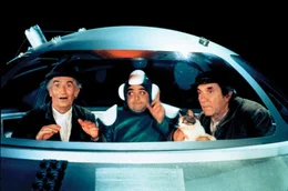 Claude (Louis de Funes, l.) und Francis (Jean Carmet, r.) reisen gemeinsam mit dem Au&szlig;erirdischen (Jacques Villeret) auf dessen Sauerstoffplaneten, denn dort wird man zweihundert Jahre alt.  +++ Die Verwendung des sendungsbezogenen Materials ist nur mit dem Hinweis und Verlinkung auf RTL+ gestattet. +++