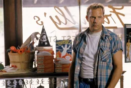 Wird als gef&auml;hrlicher Verbrecher gesucht, w&auml;hrend er auf der Fahrt nach Alaska Besorgungen in einem Laden macht: Butch Haynes (Kevin Costner).