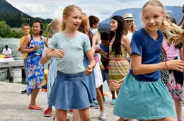Das doppelte Lottchen tanzt auf dem Abschiedsfest.