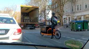 Ein LKW parkt auf der Fahrradspur, sodass ein ungehindertes Fahren nicht möglich ist. Ein LKW parkt auf der Fahrradspur, sodass ein ungehindertes Fahren nicht möglich ist.