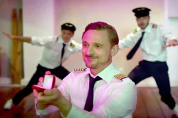 In ihrer Fantasie sind Frida und der Pilot Felix (Florian Lukas) immer noch gl&uuml;cklich zusammen.