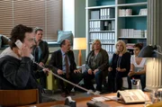 Harry Schneider (Aleksandar Tesla, l.) hat die ganze Kanzlei - Gudrun Wohlers (Katrin Pollitt, 2.v.l.), Markus Gellert (Herbert Knaup, 3.v.l.), Isavon Brede (Sabine Postel, 2.v.r.), Yasmin Meckel (Sophie Dal, r.) und Mandantin Martina Gunderson (Petra Kleinert, 3.v.r.) in Geiselhaft genommen. Am Telefon stellt er seine Forderungen. Harry Schneider (Aleksandar Tesla, l.) hat die ganze Kanzlei - Gudrun Wohlers (Katrin Pollitt, 2.v.l.), Markus Gellert (Herbert Knaup, 3.v.l.), Isavon Brede (Sabine Postel, 2.v.r.), Yasmin Meckel (Sophie Dal, r.) und Mandantin Martina Gunderson (Petra Kleinert, 3.v.r.) in Geiselhaft genommen. Am Telefon stellt er seine Forderungen.