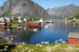 hr-fernsehen ZAUBERHAFTES NORWEGEN, Ein Film von Gerhard Amm, am Freitag (13.03.15) um 20:15 Uhr. Blick auf das Dorf Reine auf den Lofoten.