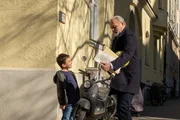 Richard Voss (Jan-Gregor Kremp, r.) nimmt sich dem kleinen Lorenzo Pasquale (Robert M&uuml;ller, l.) an, nachdem dieser seine Mutter verloren hat.