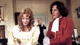 Harpagon (Louis de Fun&egrave;s) will seine Kinder Elise (Claire Dupray) und Cl&eacute;ante (Frank David) reich verheiraten..