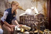 Lyla (Lucy Fry) sucht Ritas Mondring. Poseidon schaut argwöhnisch dabei zu. Lyla (Lucy Fry) sucht Ritas Mondring. Poseidon schaut argwöhnisch dabei zu.