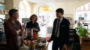 Wie Paula Moorkamp (Stella Hinrichs, 2.v.l.) und Eddi Jansons (Gustavs Gailus, 2.v.r.) von den Kioskbesitzern Olaf Kautz (Alexander Schubert, l.) und Sabine Kautz (Nele Rosetz, r.) gegen&uuml;ber erfahren, gab es noch mehr Personen, die zur Tatzeit Thomas Schlosser und Sven Beck einen Besuch abstatteten.