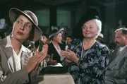 Von links: Sara Soleder (Gisela Freudenberg) und Oma Soleder (Franziska St&ouml;mmer).