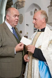 Morris Bingham (Richard Cordery, l.) und Reverend Moreland (Nicholas Jones, r.).
