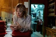 Ellen (Heike Makatsch, vorne) fühlt sich von ihrem urlaubenden Kollegen im Stich gelassen. Und daran kann der Zuspruch von Maja (Jule Böwe) auch nichts ändern. Ellen (Heike Makatsch, vorne) fühlt sich von ihrem urlaubenden Kollegen im Stich gelassen. Und daran kann der Zuspruch von Maja (Jule Böwe) auch nichts ändern.