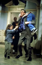 Stuart (Alan Ruck, M.) hat allerhand zu tun ...