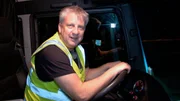 Manfred Batt befreit mit seinem Team die Landebahnen vom Gummiabrieb. Manfred Batt befreit mit seinem Team die Landebahnen vom Gummiabrieb.