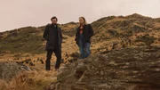 Anais (Chelsie Preston Crayford) und Simon (Matt Whelan) nehmen die Stelle in Augenschein, an der der unbekannte Tote gefunden wurde. Anais (Chelsie Preston Crayford) und Simon (Matt Whelan) nehmen die Stelle in Augenschein, an der der unbekannte Tote gefunden wurde.