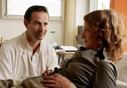 Dr. Lorenz Bergmann (Beat Marti) ist drauf und dran, sich in seine Patientin Lilli (Chiara Schoras) zu verlieben.
