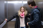 In dem Moment, als Paco (Milos Vukovic) zum Geständnis ansetzen will, bleibt der Aufzug stecken. Erinnert an ihre Zeit im Gefängnis, erleidet Leonie (Maria Kempken) plötzlich eine Panikattacke... In dem Moment, als Paco (Milos Vukovic) zum Geständnis ansetzen will, bleibt der Aufzug stecken. Erinnert an ihre Zeit im Gefängnis, erleidet Leonie (Maria Kempken) plötzlich eine Panikattacke...