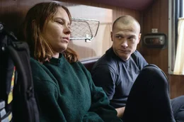 Im Zug muss Laura (Seidi Haarla) sich das Schlafabteil mit dem russischen Minenarbeiter Ljoha (Yuriy Borisov) teilen, der sich mit derben Spr&uuml;chen und viel Wodka als unausstehlicher Nachbar erweist.