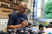 Thierry Lopes Etxepare ist einer der letzten Handwerker im Baskenland, der die Bälle für das Pelota-Spiel herstellt. Thierry Lopes Etxepare ist einer der letzten Handwerker im Baskenland, der die Bälle für das Pelota-Spiel herstellt.