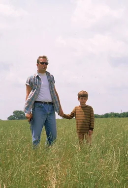 Sind sich gar nicht so un&auml;hnlich: Zwischen dem Verbrecher (Kevin Costner, li.) und dem kleinen Jungen (T. J. Lowther, re.) entwickelt sich eine enge Bindung.