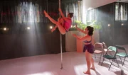 Plötzlich ersetzt: Kurz nachdem die Poledance-Trainerin Lilly Martins Opfer einer Gewalttat wurde, nimmt die Body Positivity-Influencerin und leidenschaftliche Poledancerin Kim Lemke (Alina Hidić, r.) kurzerhand deren Platz im Studio ein. Schließlich sollen die Tanzstunden der Schülerin Anouschka Friedberg (Emily Schmeller, l.) nicht ausfallen. Wie uneigennützig ist Kims Engagement wirklich? Plötzlich ersetzt: Kurz nachdem die Poledance-Trainerin Lilly Martins Opfer einer Gewalttat wurde, nimmt die Body Positivity-Influencerin und leidenschaftliche Poledancerin Kim Lemke (Alina Hidić, r.) kurzerhand deren Platz im Studio ein. Schließlich sollen die Tanzstunden der Schülerin Anouschka Friedberg (Emily Schmeller, l.) nicht ausfallen. Wie uneigennützig ist Kims Engagement wirklich?
